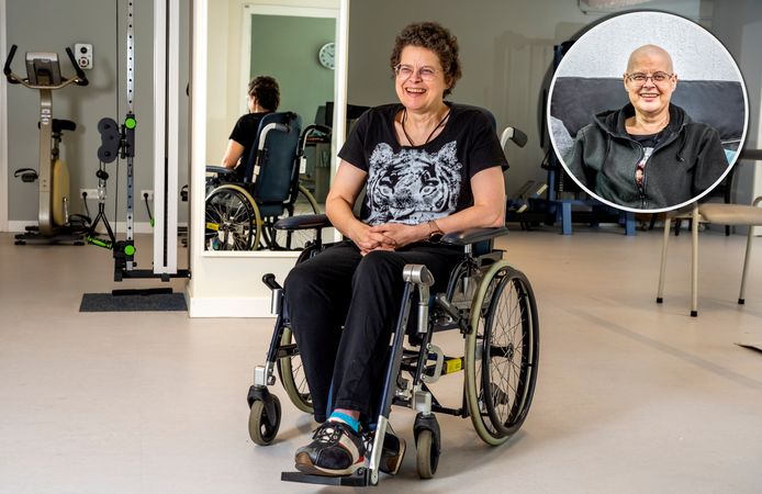 Angie van Sinttruijen in de fysiotherapieruimte van verpleeghuis De Twee Bruggen. Inzetje: in november, net thuis in Bleiswijk na de stamceltransplantatie. ,,Voor corona ging het goed, echt heel goed.’’