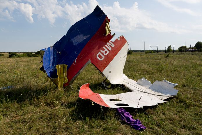 Een onderdeel van het vliegtuig in een veld op de plek waar vlucht MH17 neerstortte
