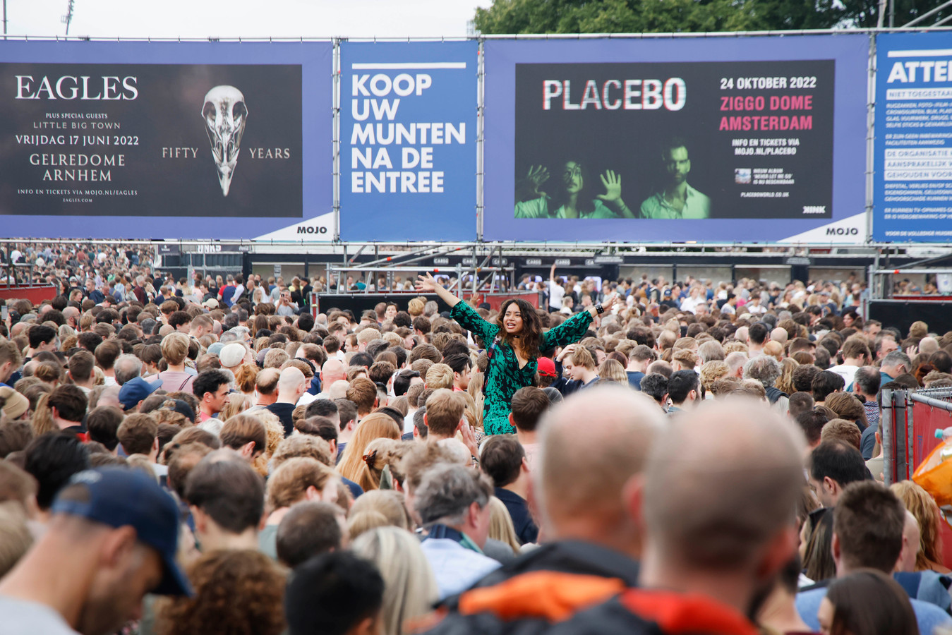 Duizenden missen eerste noten Red Hot Chili Peppers door overvolle rijen ‘In tien minuten vijf