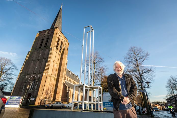 Thijs van Kimmenade bij zijn inmiddels verwijderde kunstwerk De Stoelen voor de kerk in Bakel.