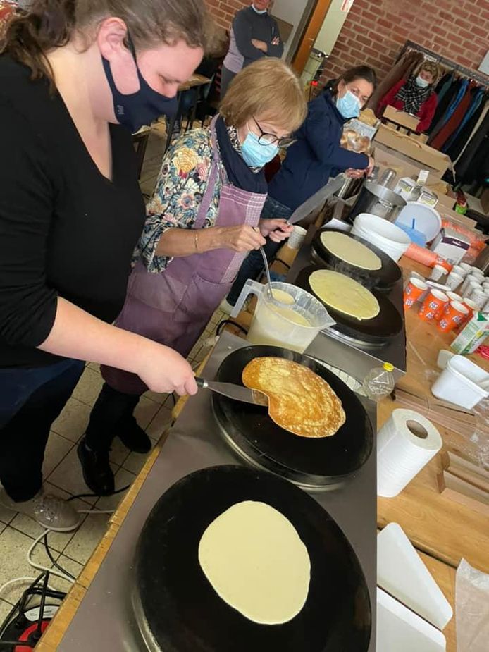 De medewerkers bakten volop pannenkoeken om uit te delen aan de inwoners.