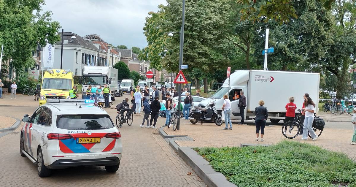Stevige aanrijding tussen twee scooterrijders op gevaarlijke kruising.