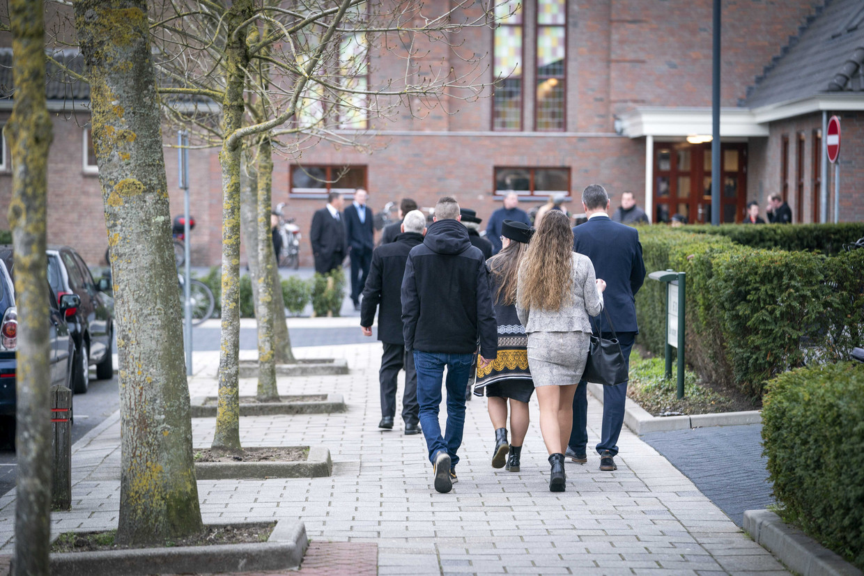 Kerkgangers op weg naar de kerkdienst op Goede Vrijdag in Urk Beeld ANP