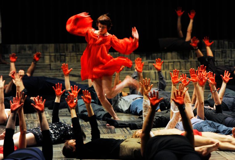 Dansers van les ballets C de la B tijdens de première van ‘C(H)OEURS’ in 2012 in Madrid.  Beeld AFP