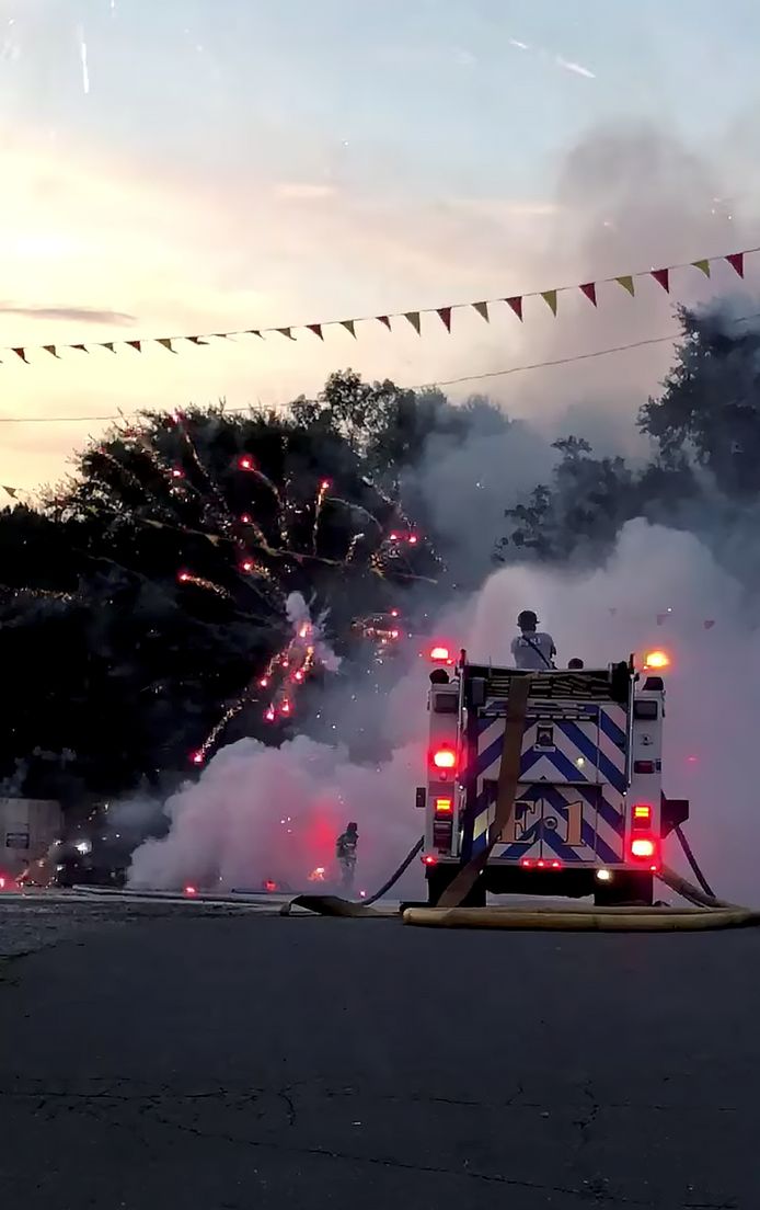  Explosion spectaculaire  dans un magasin de feux d artifice 