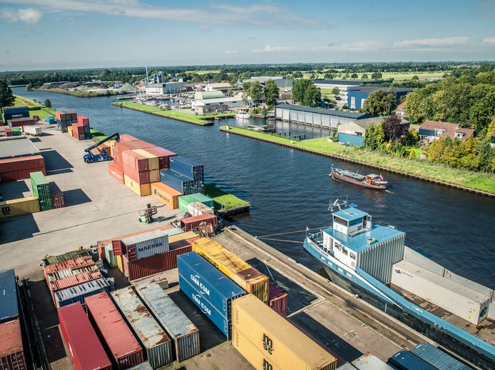 Containeroverslag in de haven van Meppel.