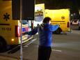 Een aangehouden bestuurde van een ongeval aan de Erasmusweg in Den Haag werd door de politie aan een paal vastgemaakt