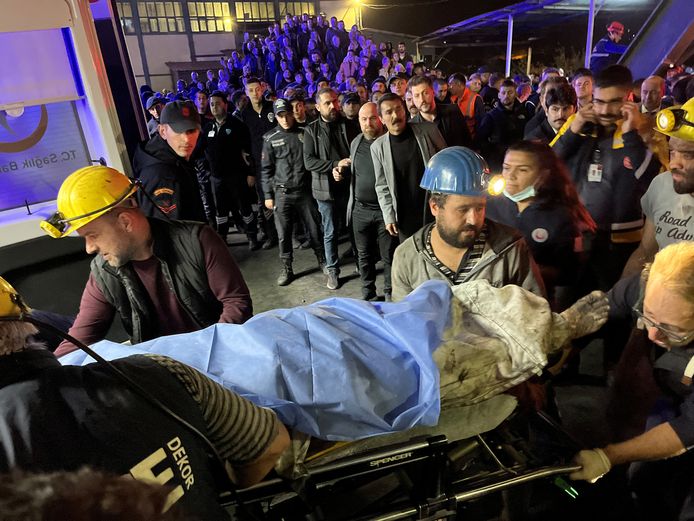 Een mijnwerker wordt naar een ambulance gedragen bij de kolenmijn in Amasra, Turkije. (14/10/22)