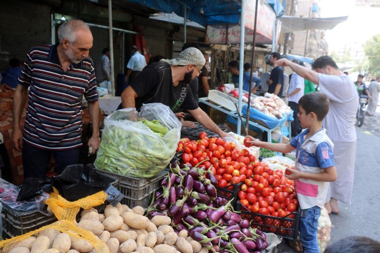 Syrische verkopers op een voedselmarkt in een door rebellen bezet gedeelte van Aleppo Beeld afp