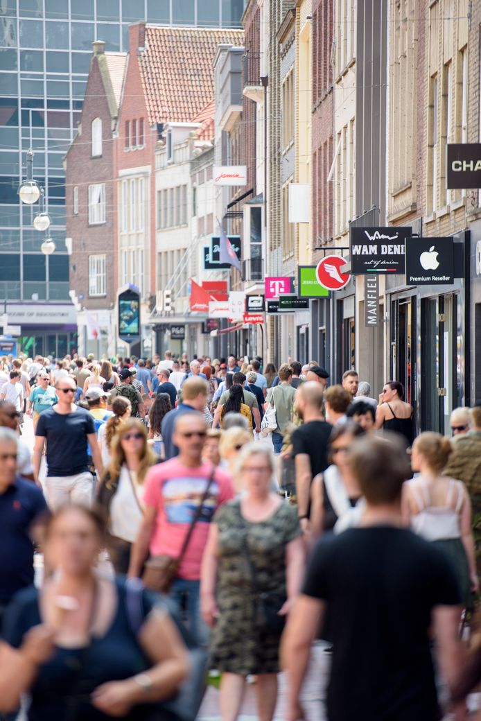 Winkelend publiek in Eindhoven.