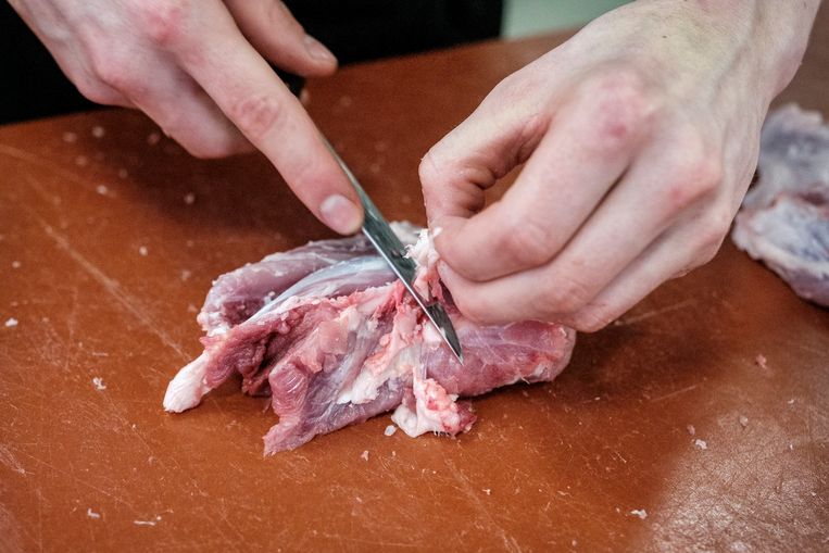 Een slagersleerling: ‘Het allermooiste is dat je van niets iets maakt, er komen nu langzaam verschillende delen van het varken tevoorschijn, dat is fantastisch.’ Beeld Patrick Post