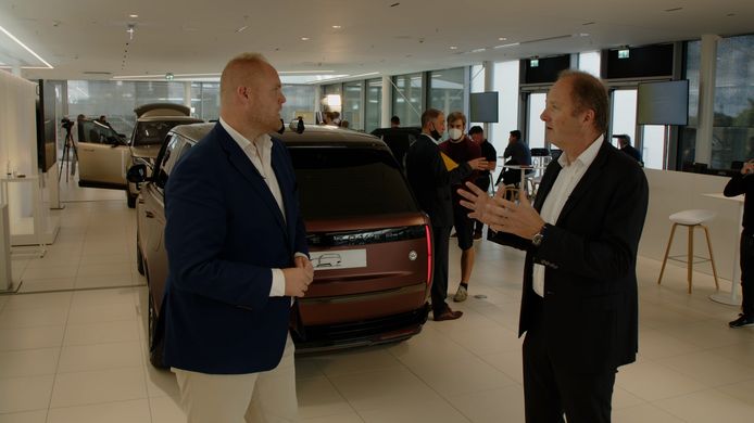 Nederlander Michael van der Sande (r) is de baas van SVO, Land Rovers afdeling waar onder meer speciale versies van de Range Rover worden gemaakt