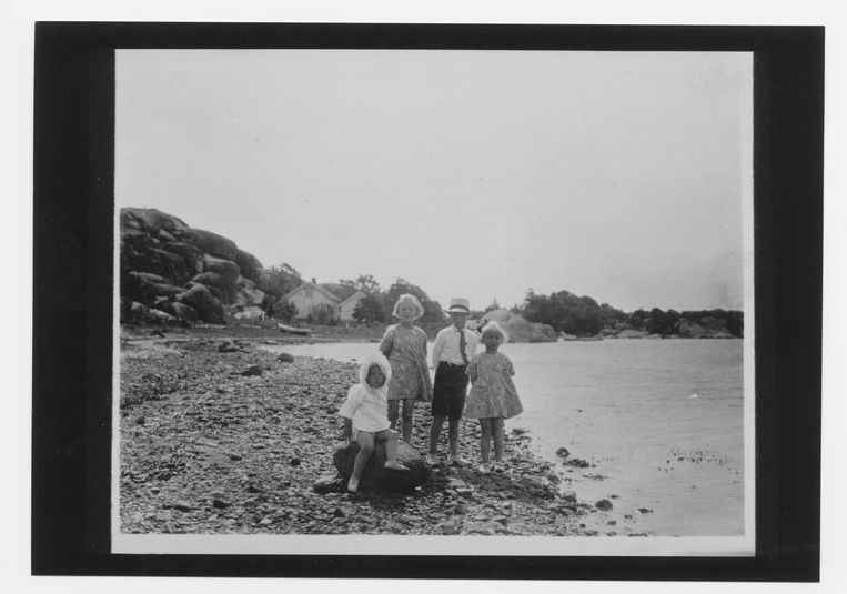 Roald Dahl(1916) met zijn drie zusjes op het strand: vlnr Else (1918), Astri (1912) en Alfhild (1914). Beeld  The Roald Dahl Museum and Story Centre
