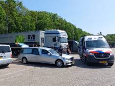 Personeel wegrestaurant treft overleden man aan in stilstaande vrachtwagen in Heumen