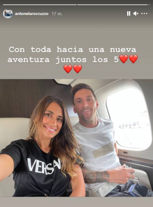 Lionel Messi zit op het vliegtuig naar Parijs.