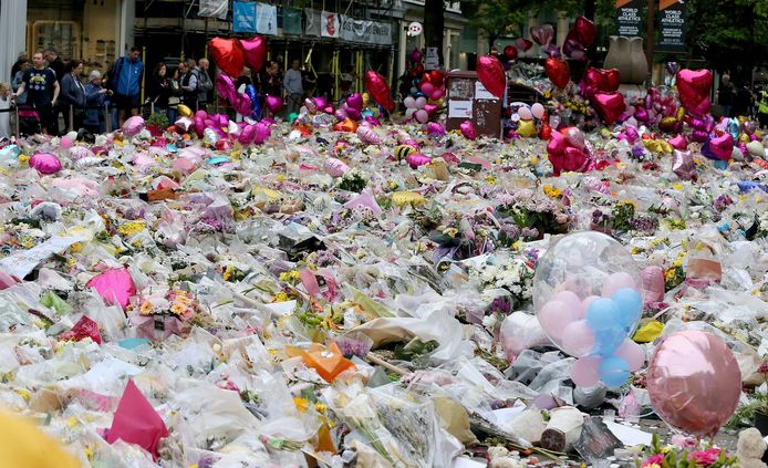 Een bloemenzee op St Ann's Square (Manchester) nadat eerder een aanslag plaatsvond na het concert van Ariana Grande in de Manchester Arena.