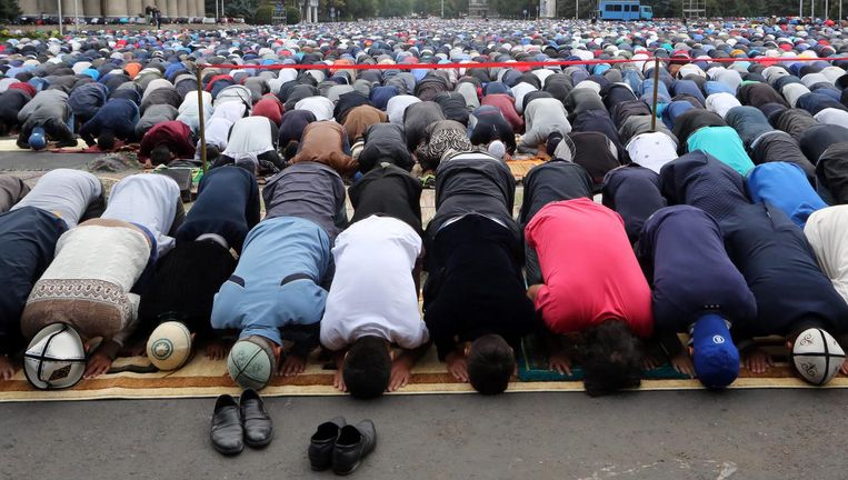 Biddende moslims in Kirgizië. Beeld epa