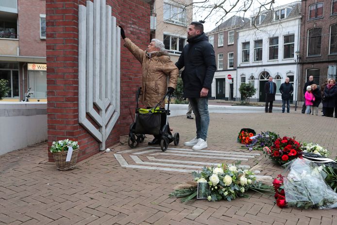 Mensen kwamen zondagmiddag om 13.00 uur bijeen voor de herdenking.
