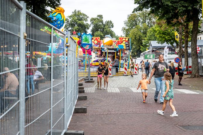 De kermis in Sint-Oedenrode is volledig omhekt.