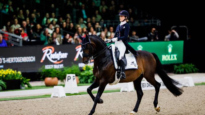 Dressuurkoningin Charlotte Fry laat concurrentie in het stof bijten 