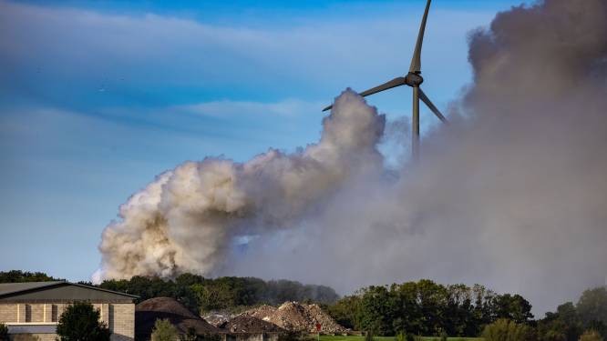 NL-Alert na zeer grote brand en immense rookwolk bij metaalverwerker in Kampen: ‘Ramen en deuren sluiten’