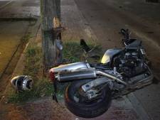 Man op gestolen motor rijdt tegen boom in Moerwijk