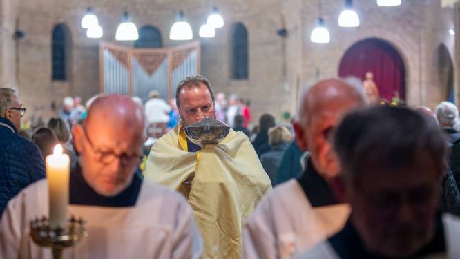 Het Allerheiligste is weg, de Bentelose kerk is geen kerk meer  