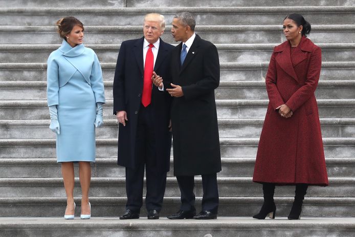 Michelle  Obama houdt zich duidelijk afzijdig.