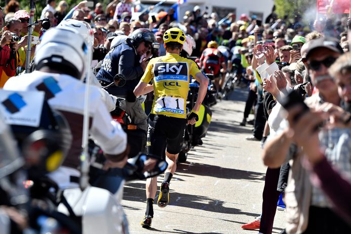 Een lopende Chris Froome op de Mont-Ventoux in de Tour van 2016.