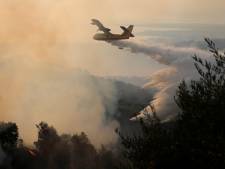 Un important incendie de forêt en Grèce continue de faire rage