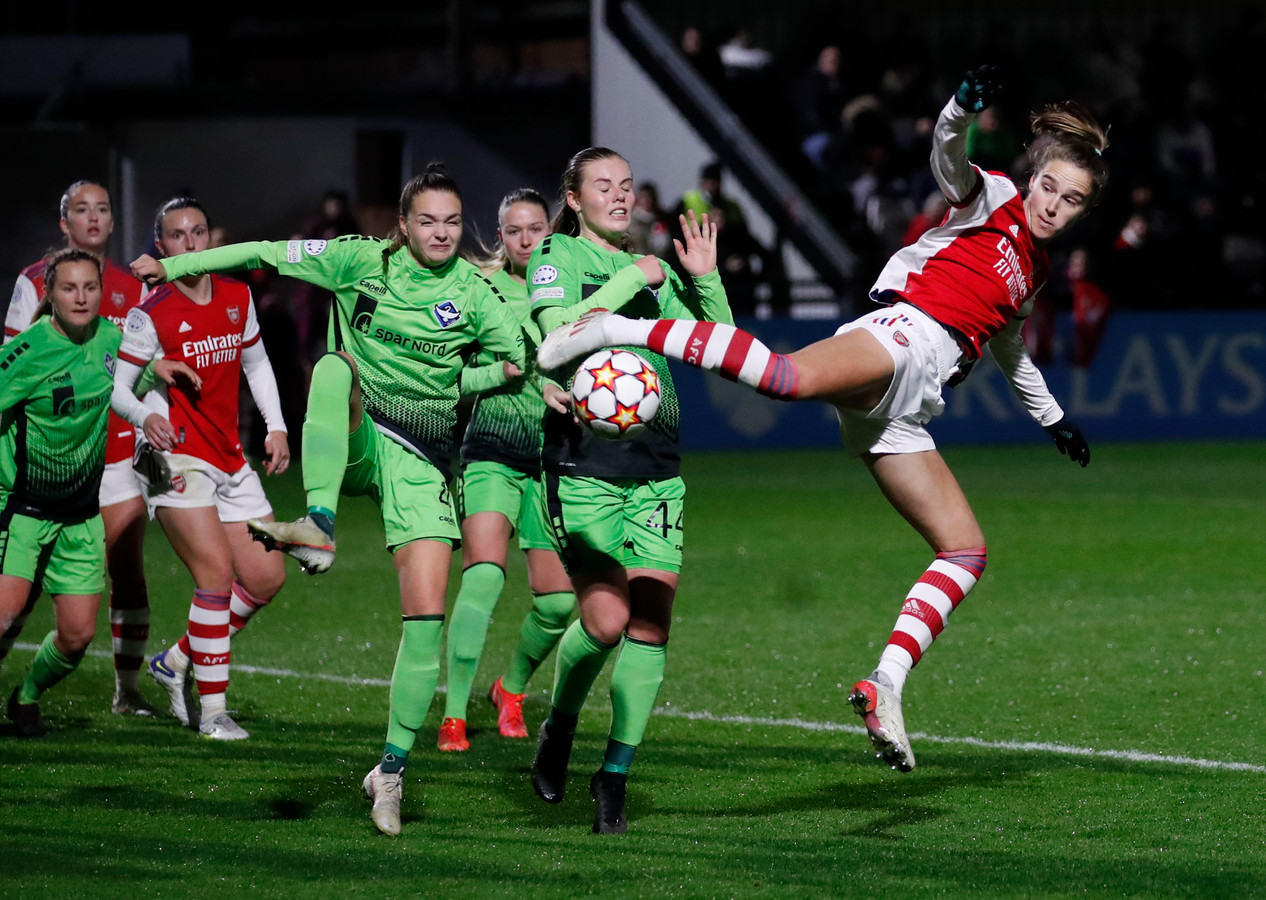 Vivianne Miedema met een acrobatische actie.