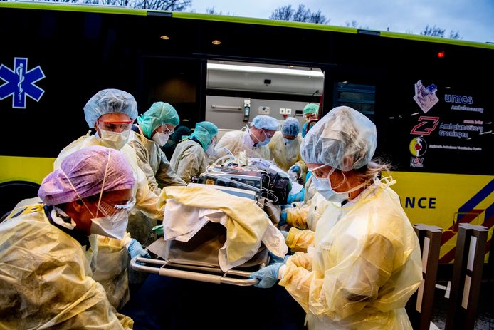 Na de eerste coronapatiënt ging het hard: 'Het was een gekkenhuis'.