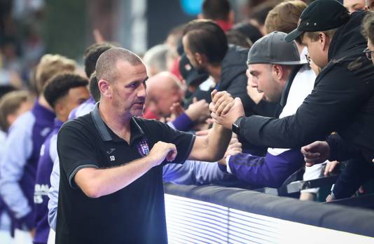 Simon Davies met fans van Anderlecht na de 4-2 nederlaag bij KV Kortrijk afgelopen zaterdag.