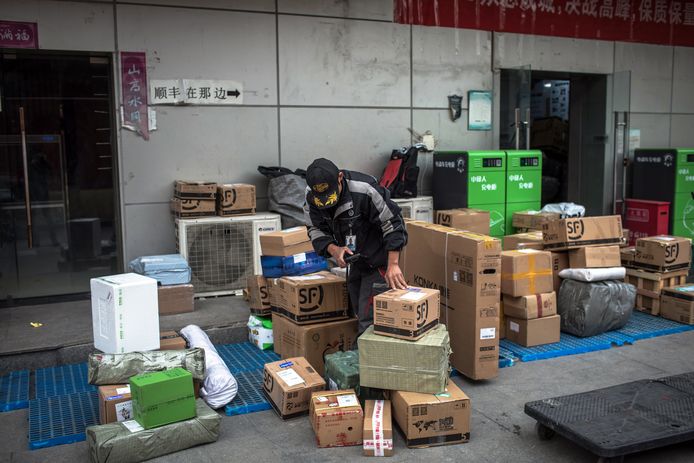 Een medewerker van een Chinees koeriersbedrijf in de miljoenenstad Huangzhou scant pakketten die bezorgd moeten worden na de koopgekte op Singles Day.