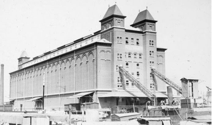 De bakstenen graansilo A dateert uit 1895.