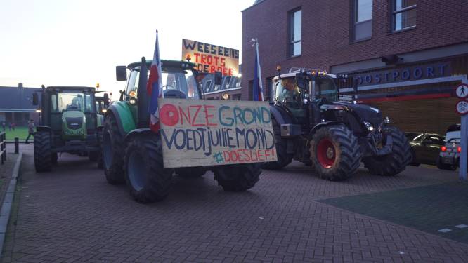 Protesterende boeren blokkeren parkeergarage Jumbo in Bunschoten met tractoren