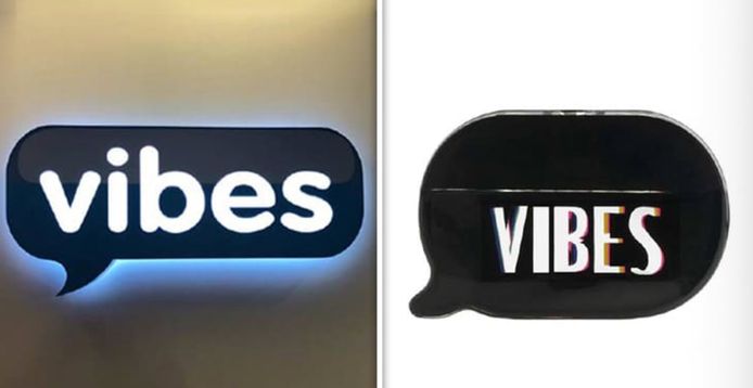 Het logo van 'vibes' tegenover het parfumflesje 'vibes' van Kim Kardashian.