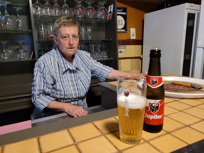 Marie-Thérèse Beernaert achter de toog van café 't Paradijs in Staden