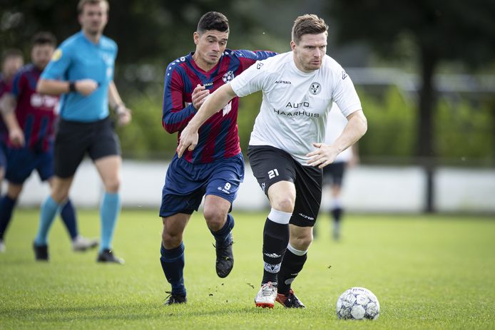 Carlos Lopes Macedo (blauw-rood shirt) op archiefbeeld in actie.
