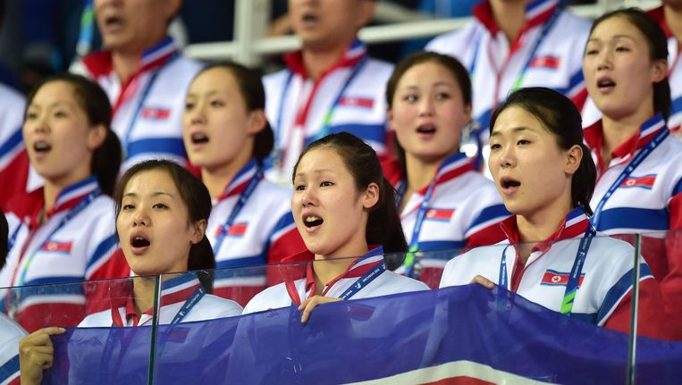 Leden van de Noord-Koreaanse sportdelegatie zingen het volkslied op de Asien Games Beeld AFP