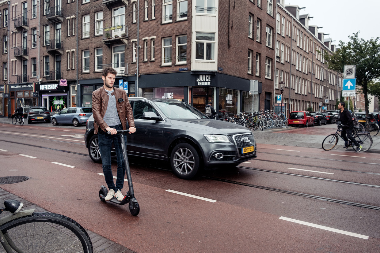 Op het fietspad van de Van Woustraat zoeft de e-step soepel mee in het verkeer. 