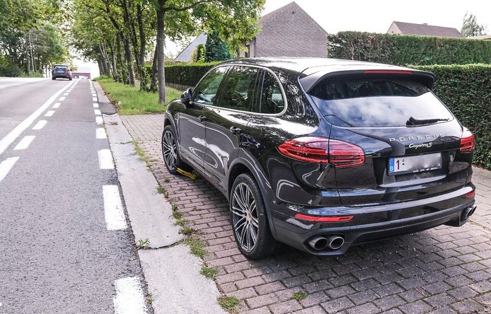 De Porsche Cayenne van de 41-jarige ondernemer uit Kortrijk werd geïmmobiliseerd, in september 2020. De politie plaatste een wielklem op het voertuig.