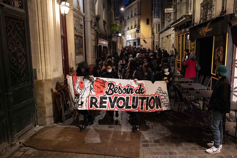 Demonstranten lopen na de uitslag van de presidentsverkiezingen op 24 april door Nantes. Op het spandoek de tekst ‘Er is een revolutie nodig’. Beeld Loic VENANCE / AFP