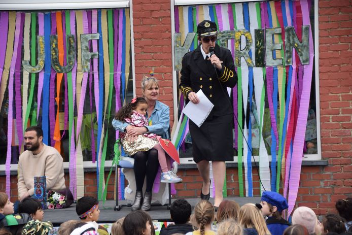 Juf Katrien 62 Neemt Na 39 Jaar Afscheid Van Haar Klasjes Met Een