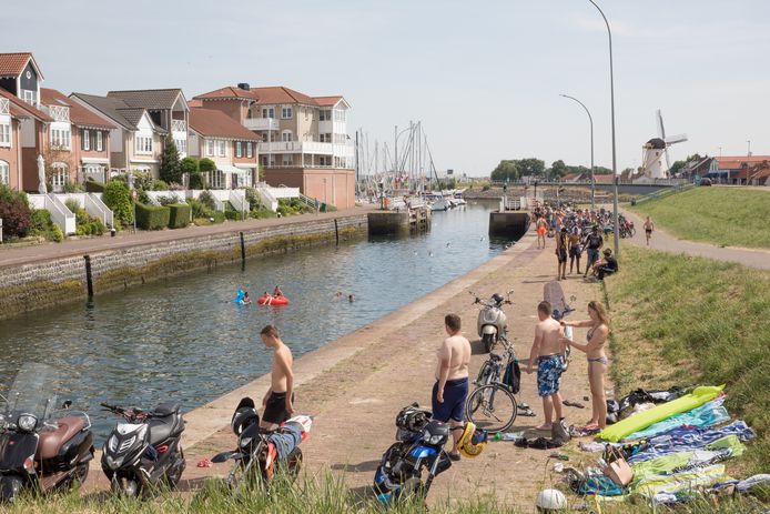 Veel mensen uit Wemeldinge en omgeving zijn niet blij met het zwemverbod bij de Wemeldingse havensluis. Even een verkoelende duik nemen in het water is daar nu niet meer mogelijk.