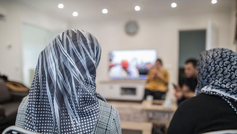 In een Brabantse woonkamer volgen 'Afrin-Koerden' de gebeurtenissen in Syrië via televisie en telefoon. Van familie krijgen ze berichten door van wat zich daar afspeelt. Beeld John van Hamond