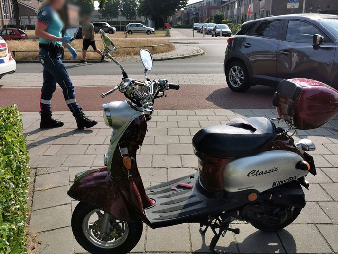 De scooter is tegen de zijkant van de auto aangereden op het fietspad van de Proosdijerveldweg in Ede.