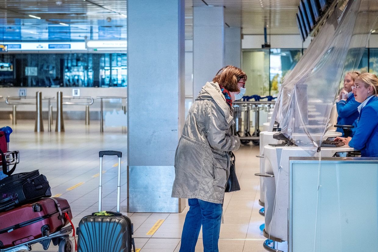 Op een bijna uitgestorven Schiphol arriveren en vertrekken momenteel maar een beperkt aantal vluchten. Beeld Patrick Post