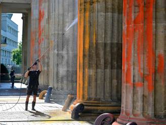 KIJK. Klimaatactivisten besmeuren Brandenburger Tor in Berlijn met verf