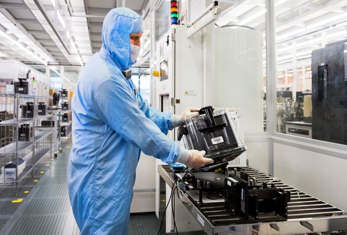 Een werknemer van NXP. Wordt hij werknemer van Broadcom, Qualcomm of blijft het gewoon NXP?